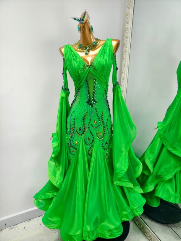 Green ballroom and smooth dance dress with bell sleeves, with or without floats